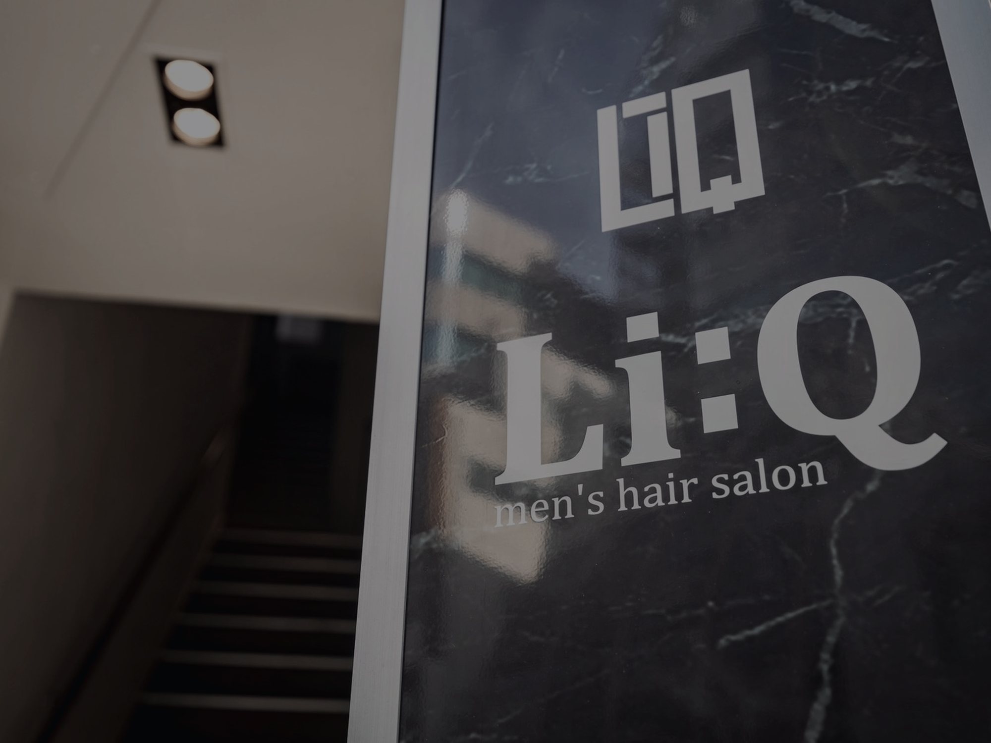 Li:Q men's hair salon の入口サイン