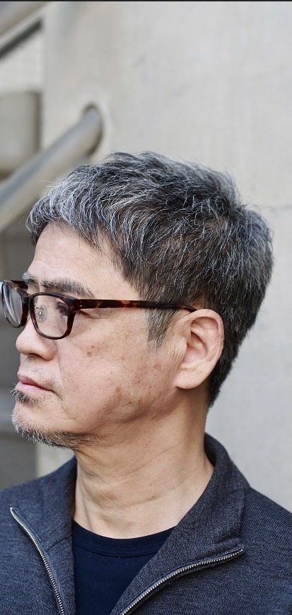 グレーヘアを活かした大人のショートスタイル
