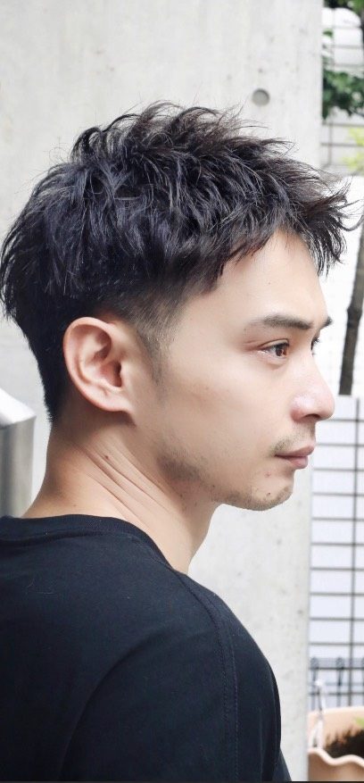 爽やかなメンズショートの横顔