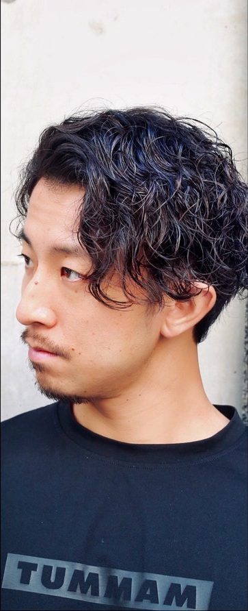 動きをつけたメンズパーマスタイル